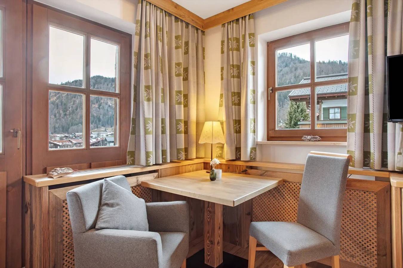 Ganzes Studio, Studio 'Gästehaus Panorama - Appartement 5' mit Bergblick, privater Balkon und geteilter Sauna in Reit im Winkl, Bayerische Alpen