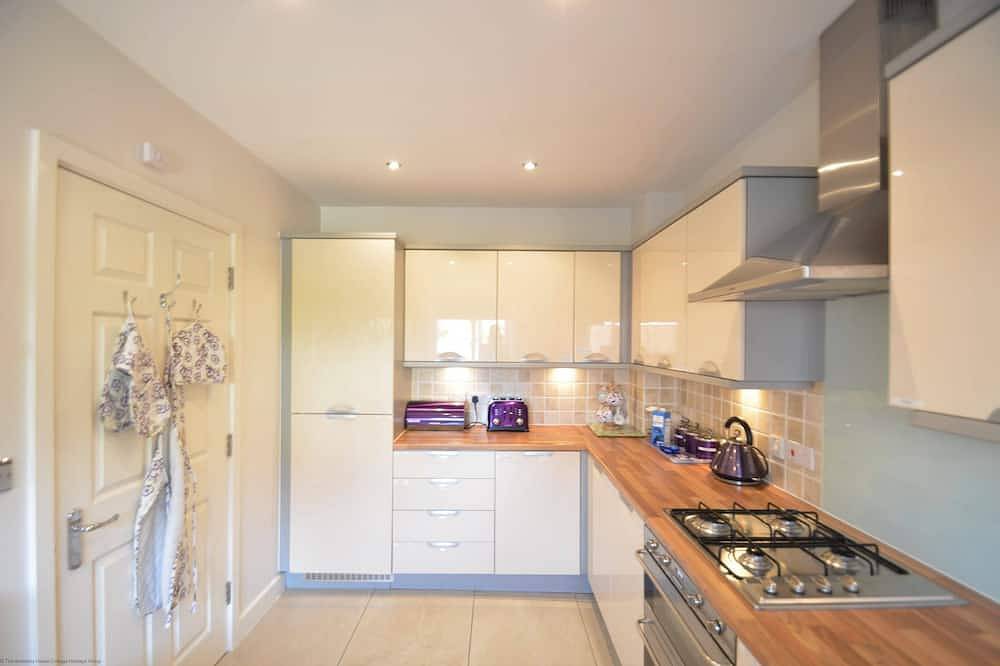 Light, modern townhouse with patio, a minute from beach; child- and pet-friendly in Goring-by-Sea, Worthing