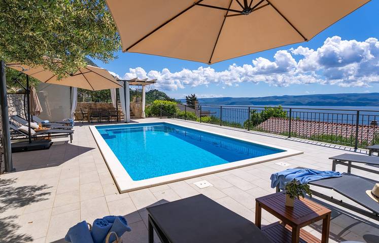 Ferienhaus für 8 Personen, mit Balkon/Terrasse und Garten sowie Pool in Omis
