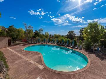 Parc de vacances pour 6 personnes, avec terrasse ainsi que piscine et jardin dans Favone
