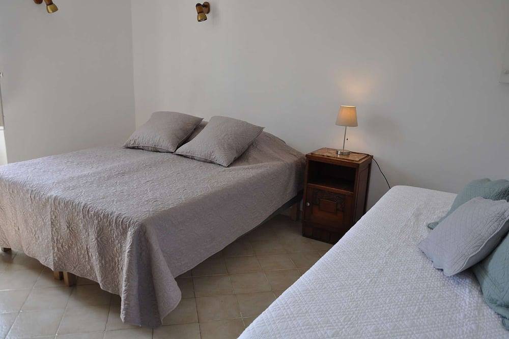 Between Avignon and Les Alpilles, vacation home on the outskirts of the village of Rognonas, animals... in Rognonas, Region de Arles