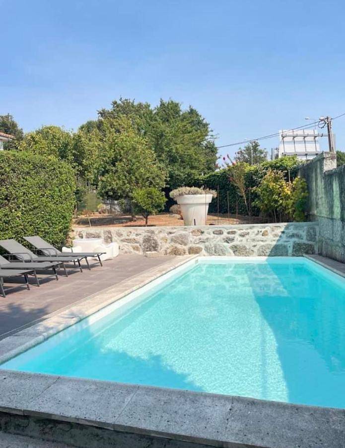 Location de vacances pour 8 personnes, avec Balcon et Terrasse ainsi que Jardin et Piscine à Felgueiras