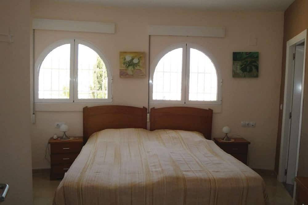 Magnificent property with great sea views near the beach  in Villajoyosa, Costa Blanca