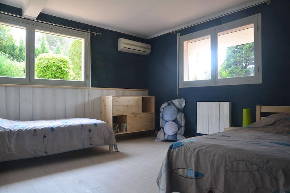 Seaside and very quiet, ground floor villa renovated 6 people 90 m2 in beautiful garden in Saint-Aygulf, Frejus