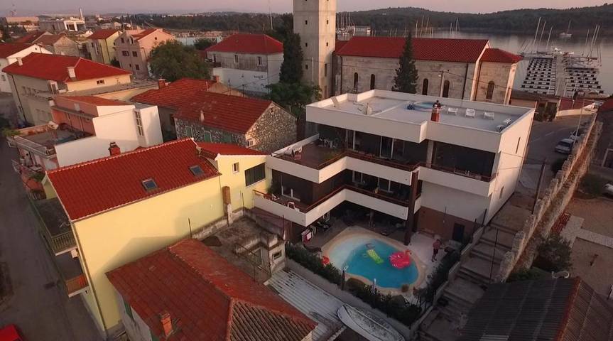 Maison d’hôte pour 5 personnes, avec piscine ainsi que vue et jardin à Šibenik