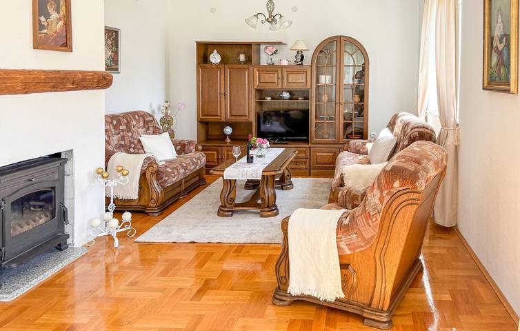 Reizende 2-Zimmer-Wohnung mit Pool, Küche und nur 400 m vom Fluss Bužimnica entfernt in Gospitsch, Lika-Senj