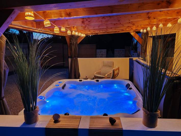 Gîte pour 4 personnes, avec jacuzzi et terrasse à Cléguer