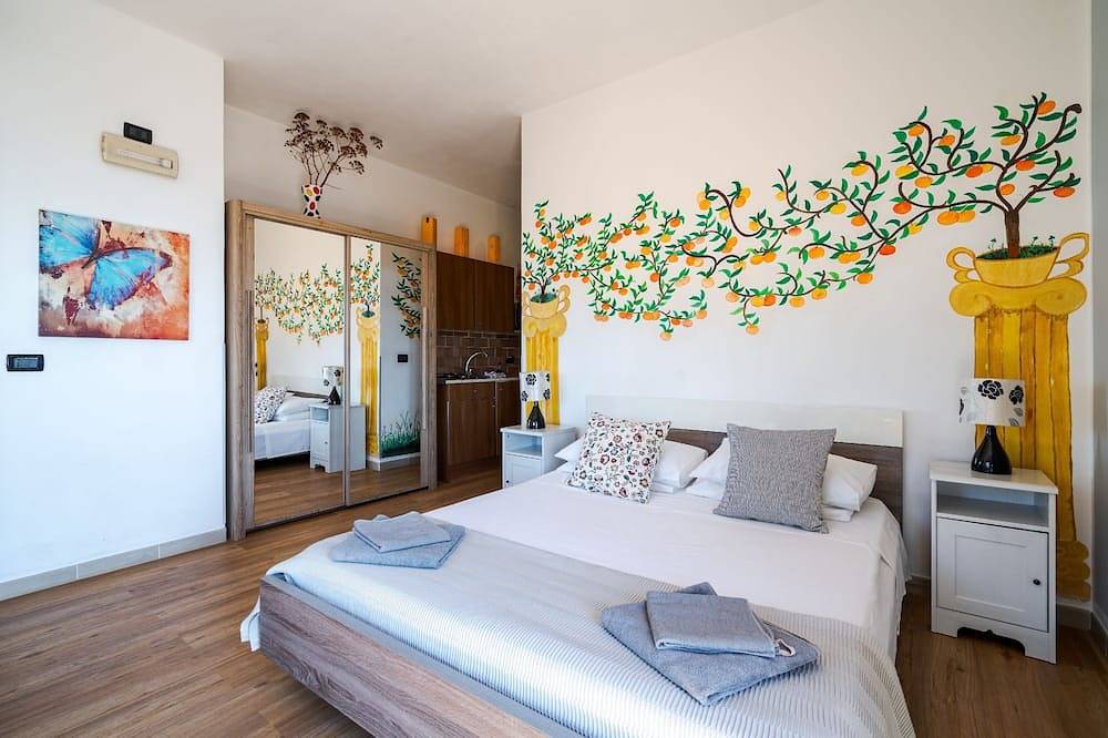 Appartamenti in villa indipendente convertiti in 8 appartamenti individuali con piscina in Castelmola, Provincia di Messina