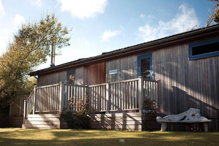 Holiday home for 6 people, with hot tub and pool in Mawgan Porth