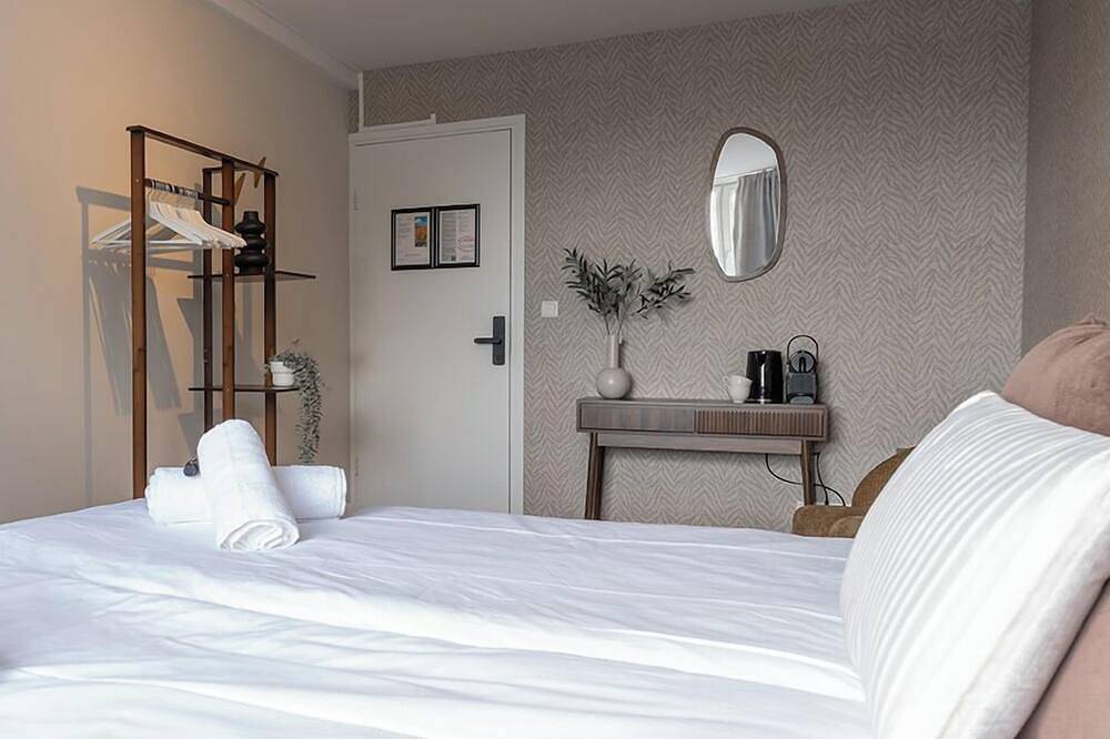 Geheel appartement, Heb je een rustige plek nodig om op te laden? Deze gezellige kamer vlakbij de Universiteit van Tilburg biedt een vredige omgeving omringd door natuur, met toegang tot een gedeelde keuken, wasfaciliteiten en gratis parkeergelegenheid in de buurt—perfe in Tilburg, Noord-Brabant