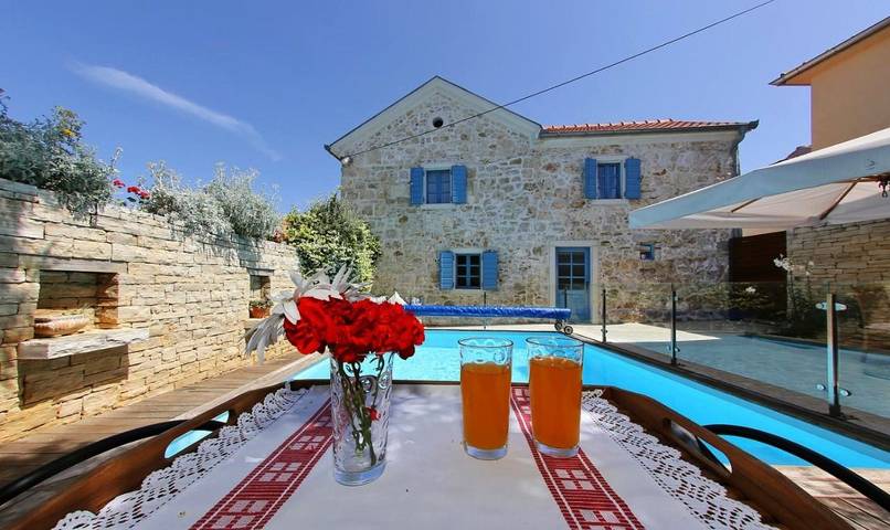 Ferienhaus für 6 Personen, mit Terrasse und Garten sowie Pool und Ausblick in Poljana