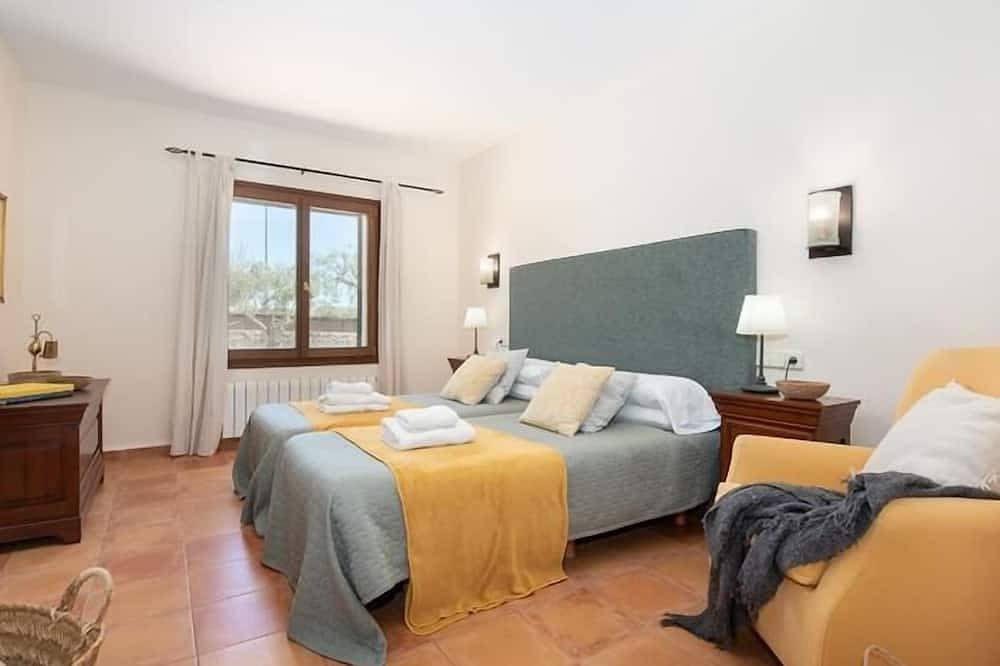 Charming finca with large pool and garden in Santanyi for up to 8 persons in Santanyí, South Majorca