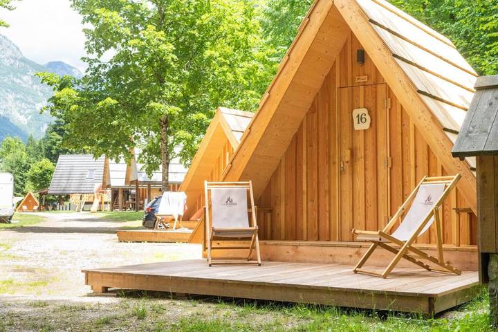 Baita per 2 persone, con Terrazza e Idromassaggio nonché Giardino e Piscina in Alpi Giulie