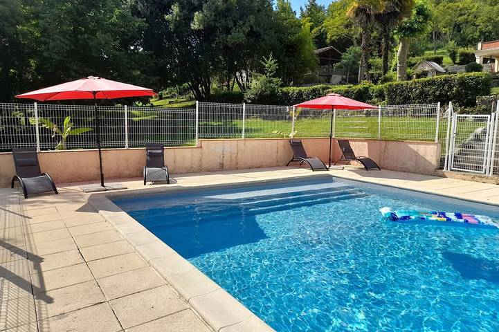 Gîte pour 4 personnes, avec jardin ainsi que piscine et balcon