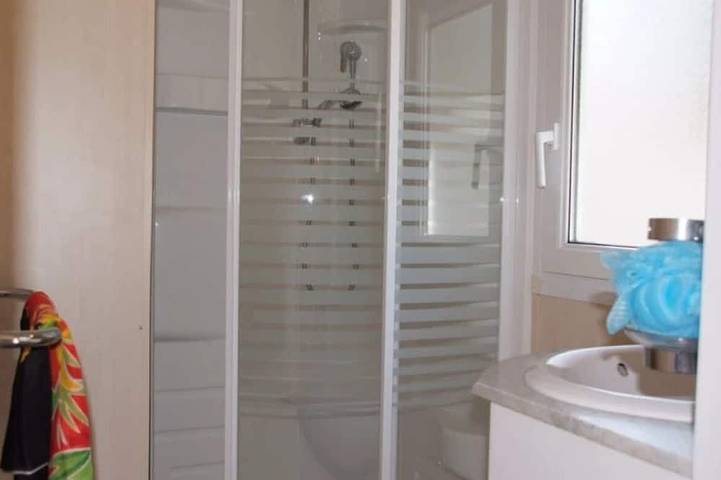 Zecamping 3* pataugeoire piscine locatif Tv clim 32m2 8 pers in Saint-Mitre-les-Remparts, Mediterranean Coast (France)