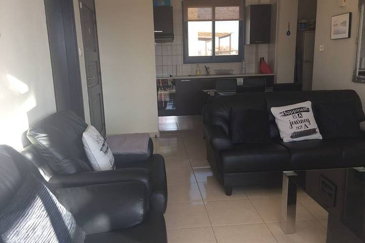 Ganze Wohnung, Moderne 2-Bett-Wohnung mit Wifi in der Universal Area von Paphos entfernt in Paphos, Südzypern