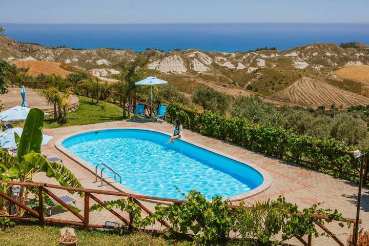 Casa vacanza per 7 persone, con panorama e piscina nonché piscina per bambini e giardino, con animali domestici a Santa Caterina dello Ionio