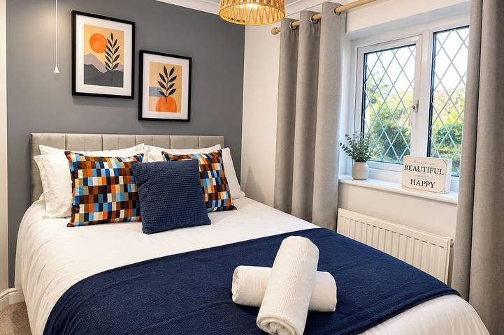 4-Bed - Sleeps 8 - Games Room & Free Parking in Kettering, Northamptonshire