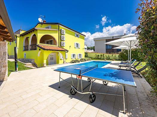 Ferienhaus für 17 Personen, mit Balkon und Terrasse sowie Garten und Pool in Valkarin