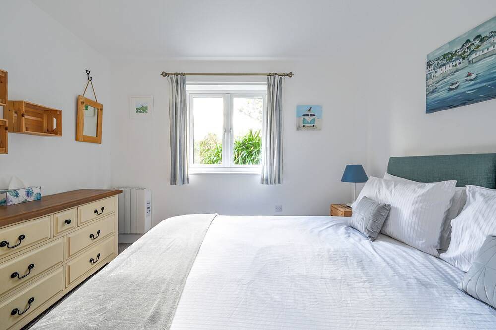 2 Bedroom Holiday Home - with Hot Tub & Ev Charger in Cornwall