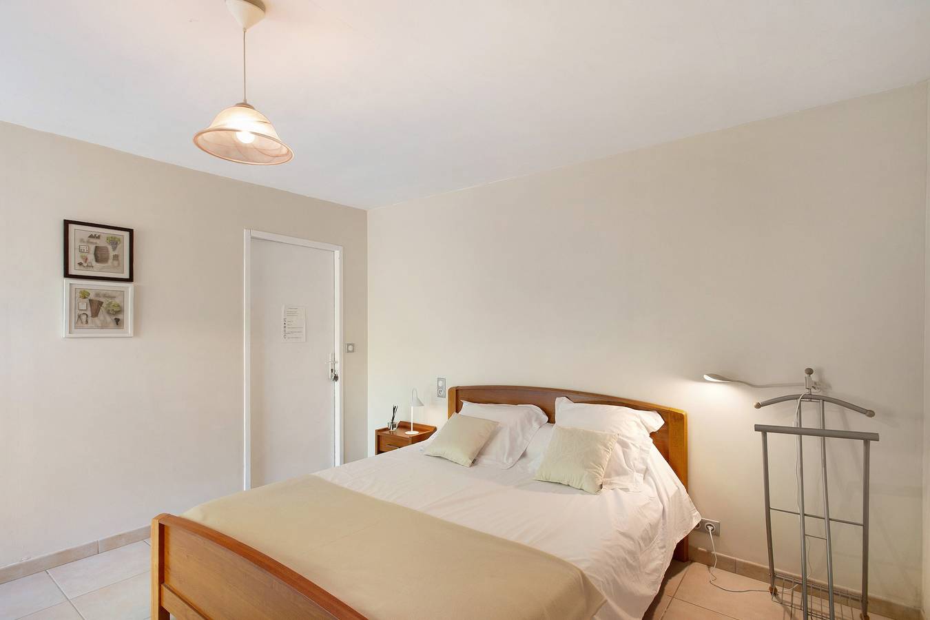 Guest Room 'Chateau Laborde Marjolaine' with Private Terrace, Wi-Fi and Air Conditioning in Saint-Médard-de-Guizières, Libourne region