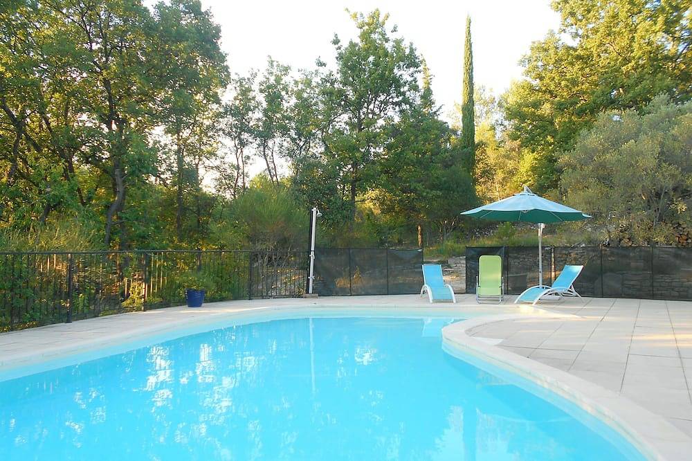 Un havre de paix  à l'ombre des chênes. Deux chambres, clim, piscine, terrasse in Collorgues, Région de Nîmes