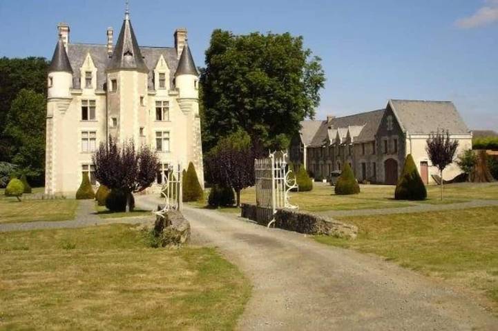 Location de vacances pour 33 personnes, avec Terrasse et Jardin dans Chemillé-en-Anjou