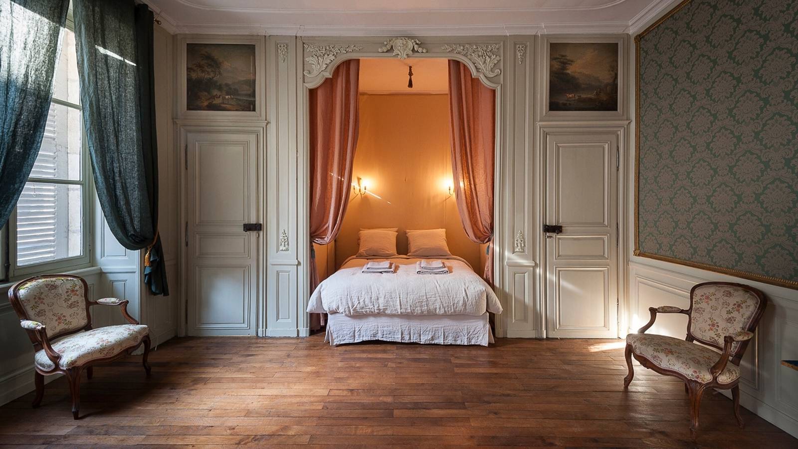 Gästezimmer „Chez Diane - Orion“: Familiensuite mit Alkoven und Boudoir in Saint-Amand-Montrond