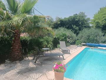Maison d’hôte pour 2 personnes, avec terrasse ainsi que piscine et vue, animaux acceptés à Saint-Maximin-la-Sainte-Baume