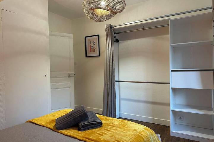 Apartamento entero, Private Apartment - T3+T4 - 190m² - 10 pers - Courtyard&Parking - Hypercentre Bourges in Bourges, Región de Bourges