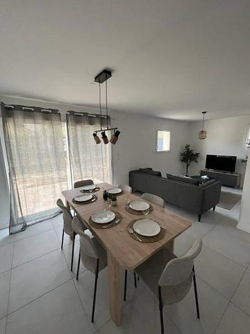 Location de vacances pour 8 personnes, avec jardin à Saint-Genis-Laval