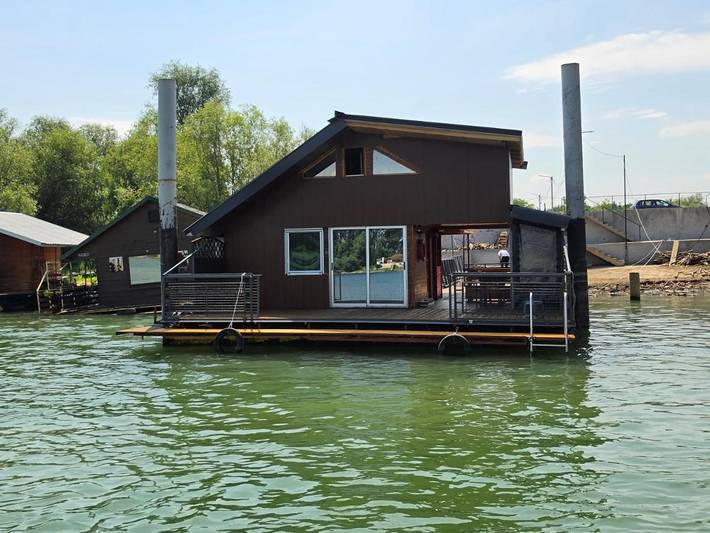 Camping für 15 Personen, mit Balkon und Terrasse sowie Garten und Seeblick in Serbien