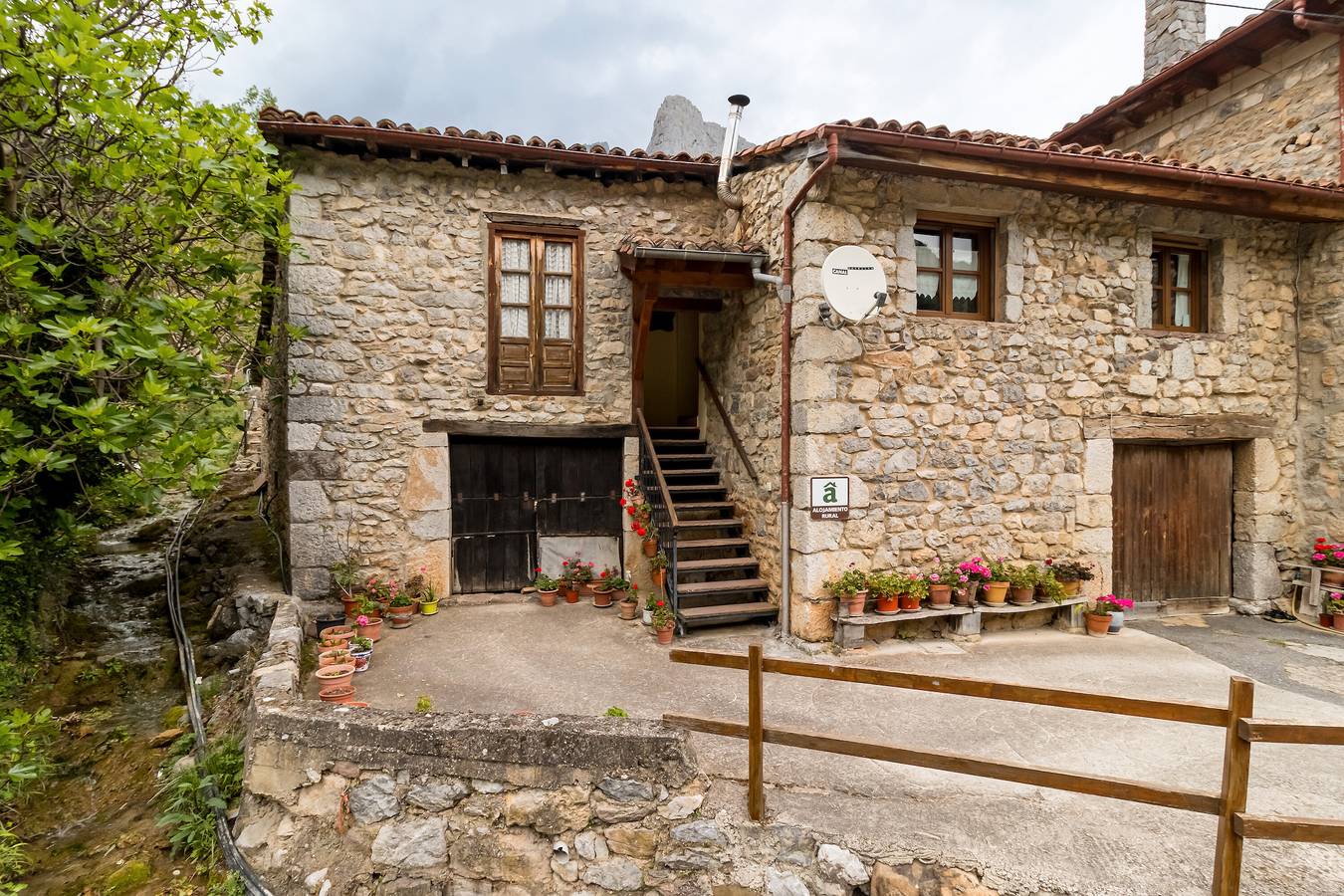 Rural House 'El Agero' with Mountain Views, Private Terrace and Wi-Fi in Cillorigo de Liébana, Cordillera Cantábrica