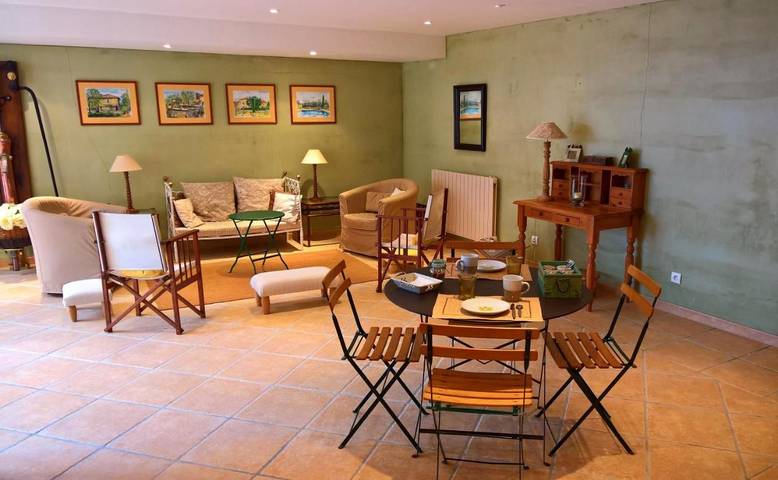 Location de vacances pour 2 personnes, avec terrasse et piscine ainsi que vue et jardin à Theizé - 4