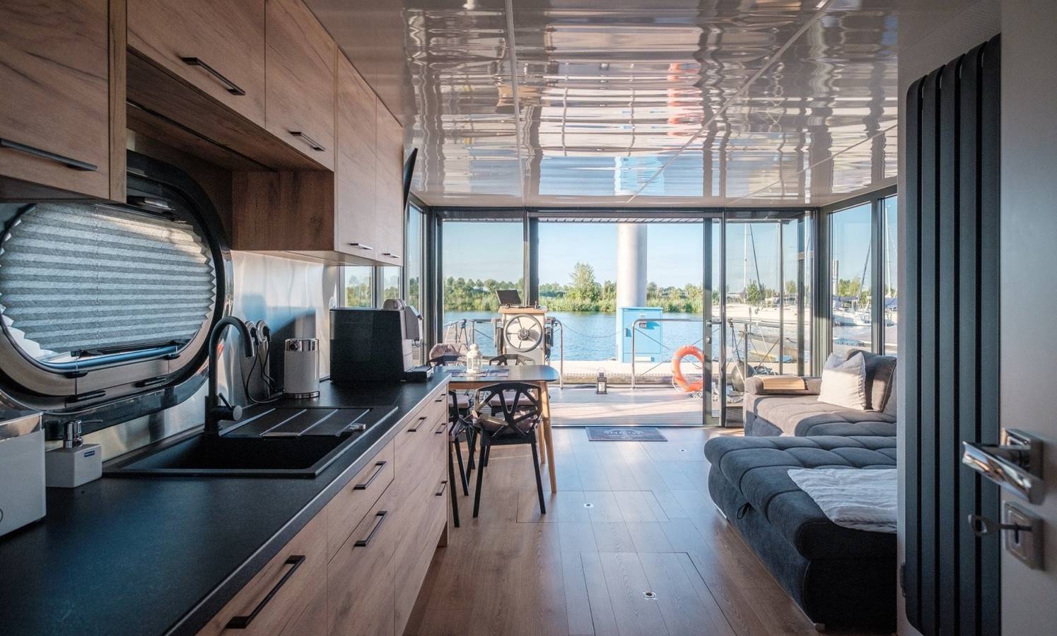 Hausboot Püntenel - stationär - Traumhafte Ferienwohnung Auf dem Wasser in Rijnwaarden, Gelderland