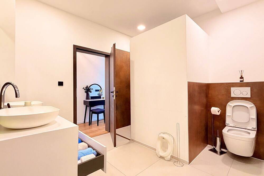Ferienhaus 'Whirlpool Sauna Pool' mit Bergblick, Privatpool und Wlan in Bad Ems, Lahn-Taunus