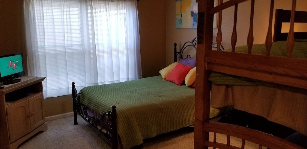 Ganze Wohnung, Schöne Eigentumswohnung am Wasser mit dem Bootsrutsch! Es ist fünf Uhr irgendwo ... in Lake of the Ozarks