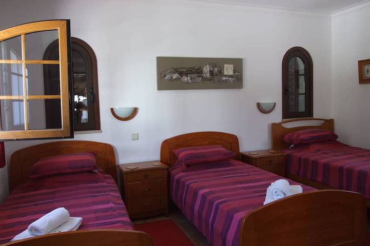 Villa registrada y con licencia, aire acondicionado, piscina privada y climatizada. Zona tranquila in Quelfes, Ria Formosa