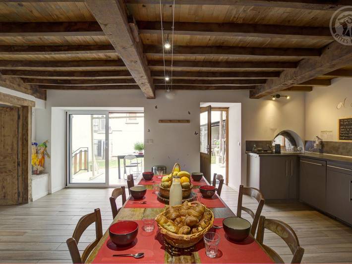 Gîte confortable à la ferme avec terrasse en campagne in Cremeaux, Région de Roanne