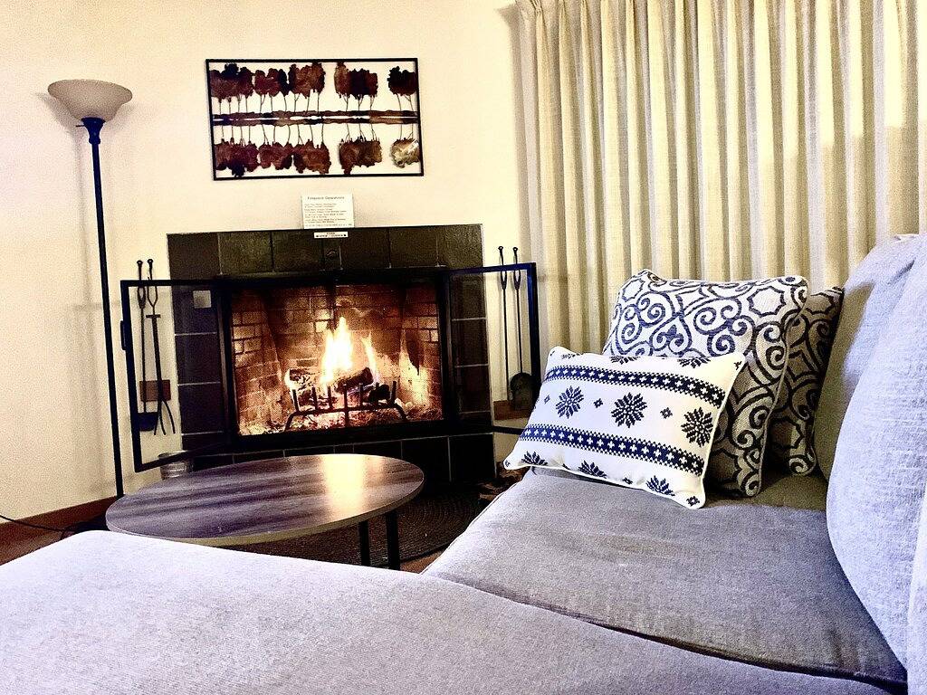 Ganze Wohnung, ⛷ 1Br Ski-Home Condo. Pool/Hot Tub/Sauna. Short walk 2 lifts, golf, hikes. in Killington, Rutland County