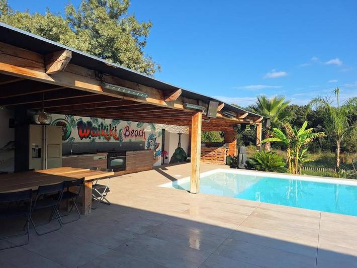 Villa pour 8 personnes, avec Jacuzzi et Terrasse ainsi que Jardin et Piscine