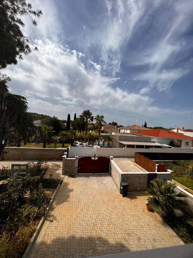 Appartement de vacances pour 3 personnes, avec Balcon et Terrasse ainsi que Jardin et Piscine