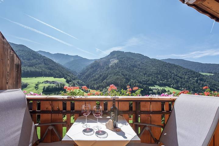 Appartamento intero, Appartamento "Oberglarzhof Kirsch" con vista sulle montagne, giardino e Wi-Fi in Pardell, Funes