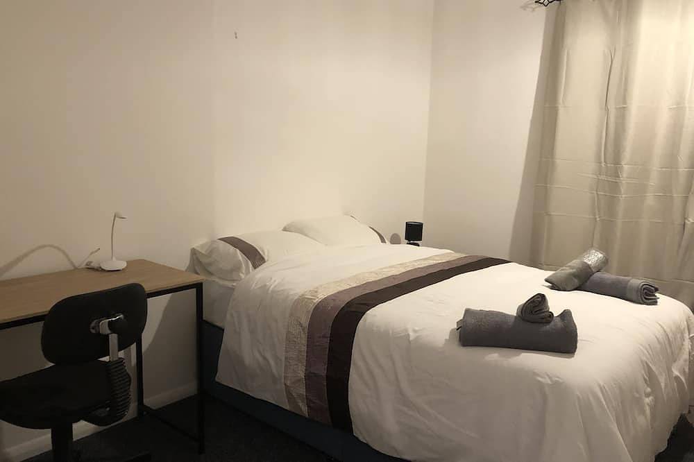 Comfy modern townhouse/w free parking & garden, newly refurbished, self catering in Cheltenham, Gloucestershire