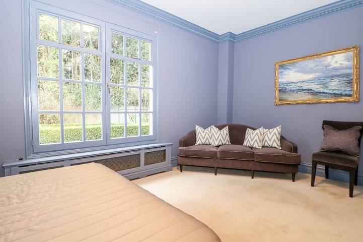 Gleneagles, family friendly, luxury holiday cottage in Sunningdale in Sunningdale, Berkshire
