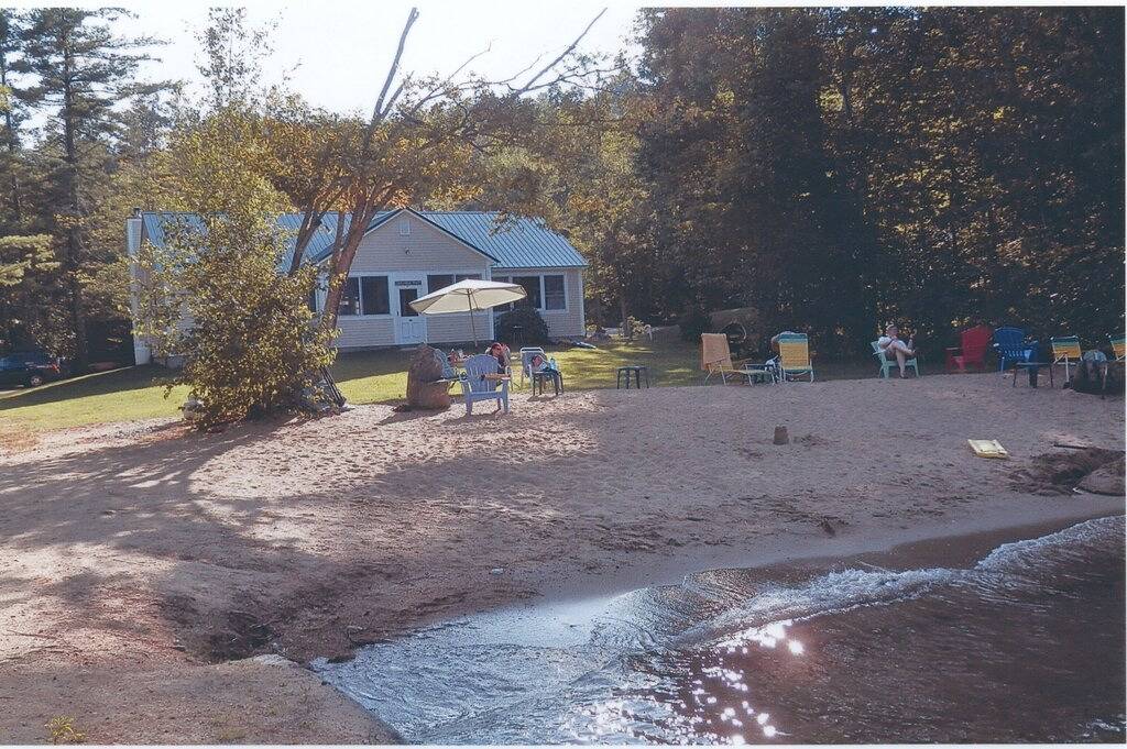 Zwei Häuser mit privatem Strand und Docks am Squam Lake in Holderness, Squam Lake