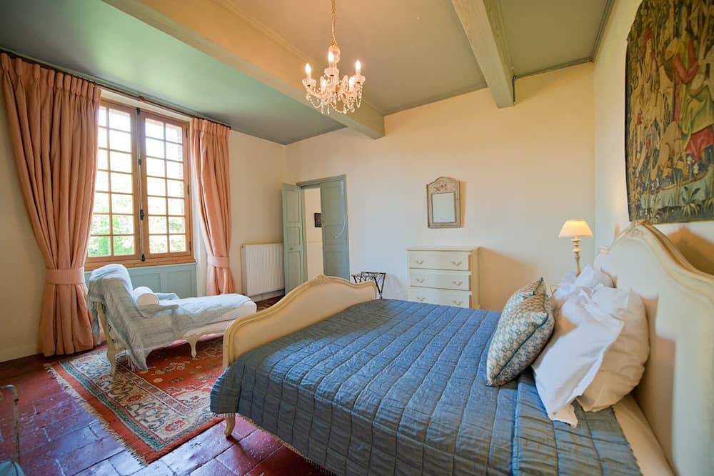 Beautiful 17c villa with private pool in Sw France in Lisle-sur-Tarn, Albi region
