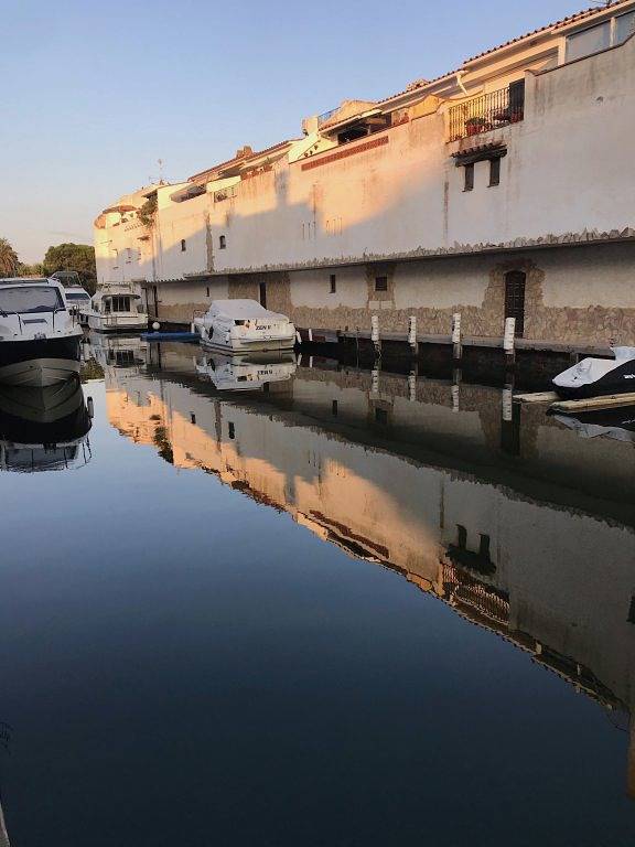 Maison de pecheur climatisée bord de canal amarre 8m garage privé in Empuriabrava, Haut-Ampurdan