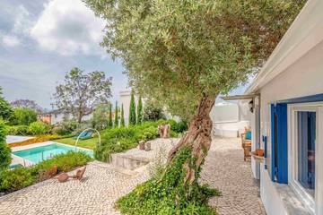 Gîte pour 4 personnes, avec piscine et jardin dans Paço de Arcos
