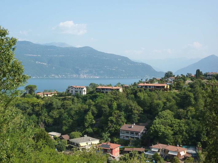 Apartamento inteiro, Apartamento "Casa Altipiano" com vista montanha e varanda in Porto Valtravaglia, Lago Maggiore (Lombardia)